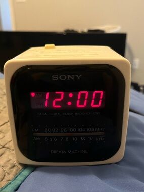 Vintage SONY Dream Machine White Cube AM/FM Alarm Clock Radio ICF-C121 EX-Shape